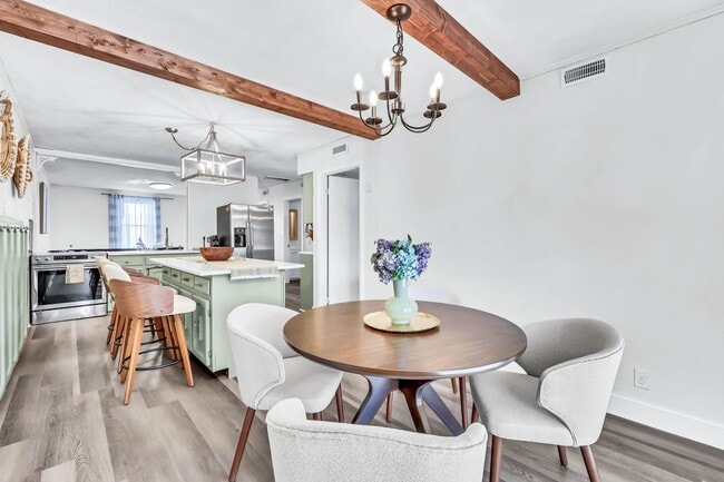 Building Photo - 398 Frontier Ln