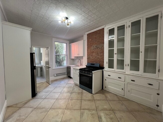 Building Photo - 492 Monmouth St