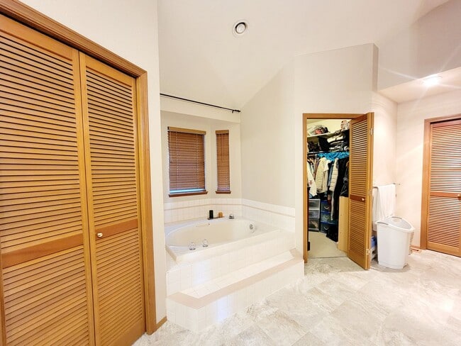 Building Photo - Stunning 4bd centrally located in desirable Ridgetop area