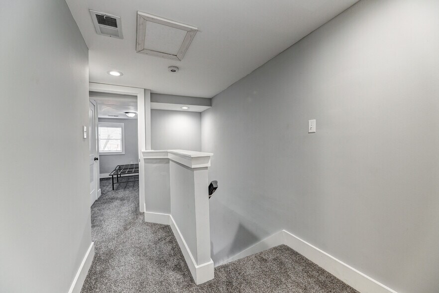 Third floor hallway - 60 S Carrollton Ave