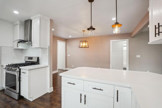 Building Photo - 1133 W 78th St