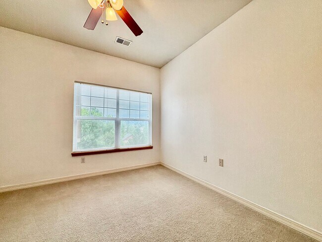 Building Photo - Beautiful 2 Bed 1 Bath Haven in Central Fort Collins!