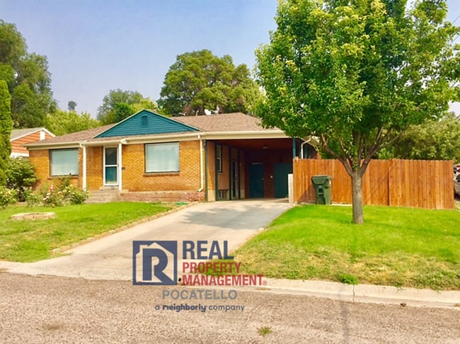 Building Photo - 3 bedroom 2 bath home - Dogs negotiable
