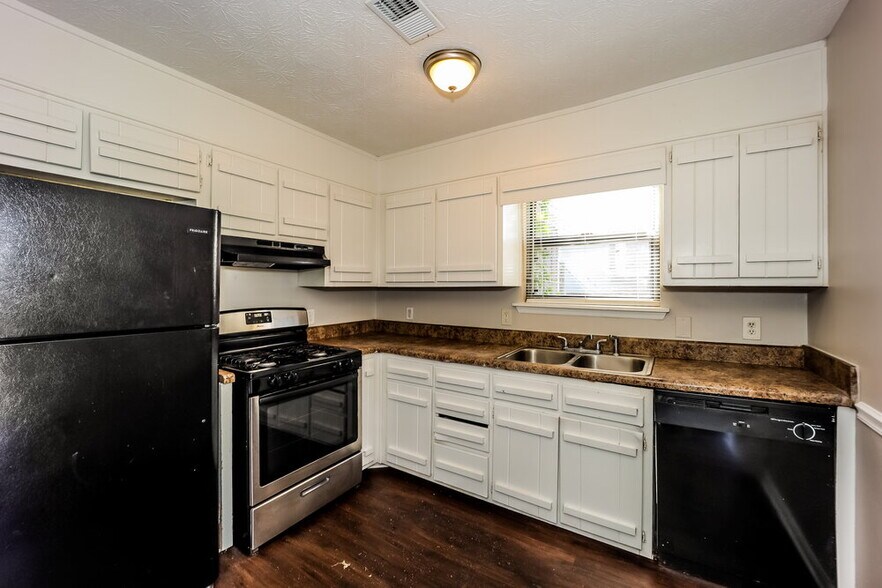 Building Photo - 8272 Canyon Forge Dr