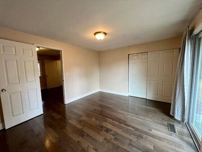 Building Photo - 7120 Sierra Dr SE