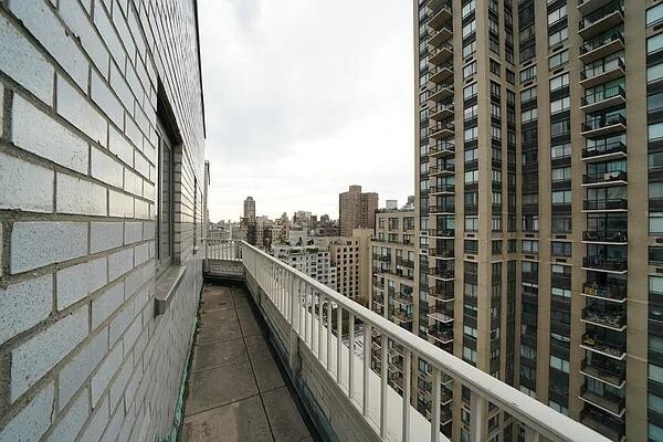 Building Photo - 160 E 84th St