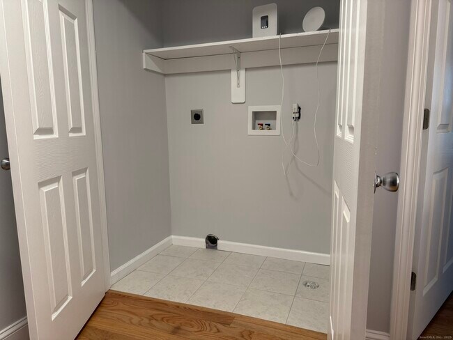 Building Photo - 755 Hart St