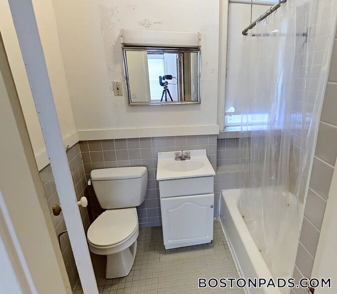 Building Photo - 137 Park Dr