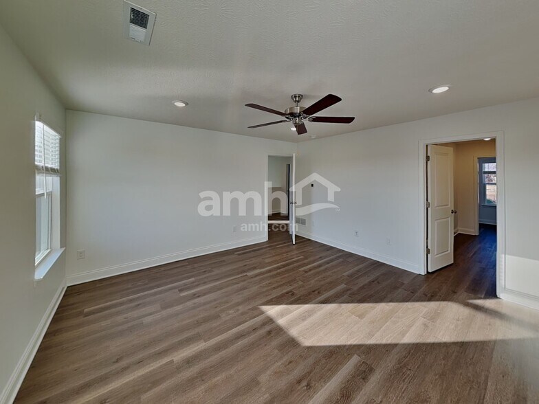 Building Photo - 9127 Henley Ave