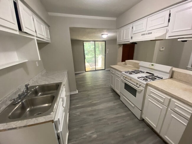Building Photo - ***AVAILABLE NOW***2 or 3 Bedroom / 1 Bath...