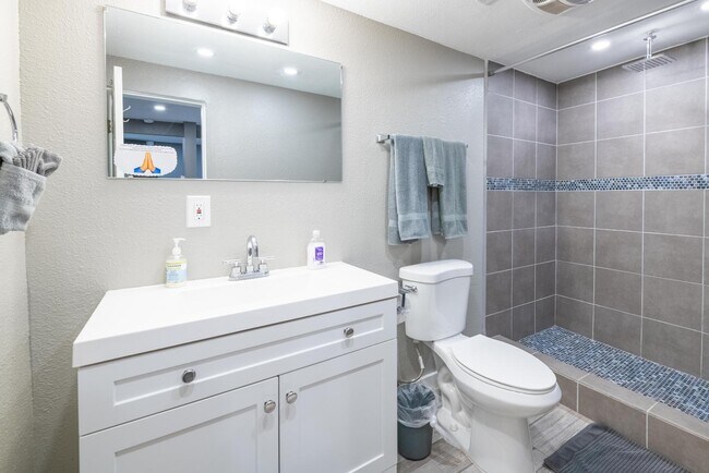 Building Photo - 704 Pacific Ave SW