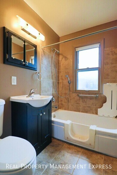Building Photo - 3 Bed Home w/ Large Garage
