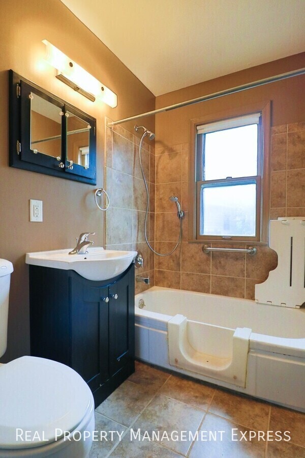 Building Photo - 3 Bed Home w/ Large Garage