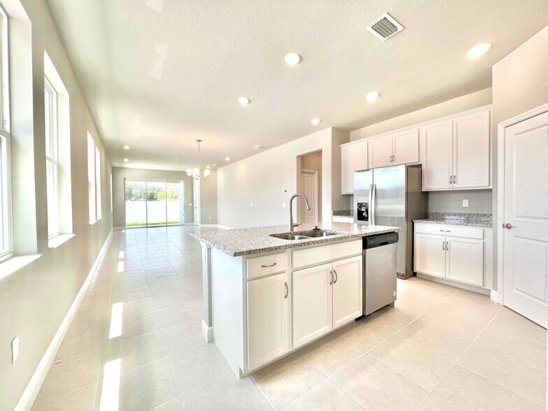 Building Photo - 9359 Highland Hls Dr