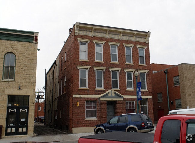 Building Photo - 110 E 10th St