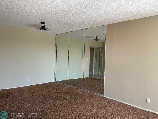 Building Photo - 605 Oaks Dr