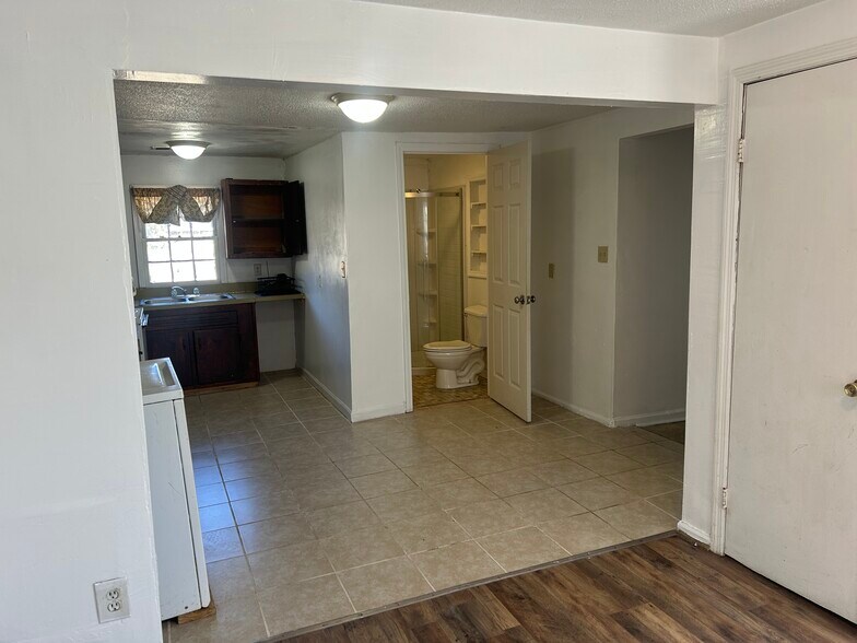 Building Photo - 520 Buckley St