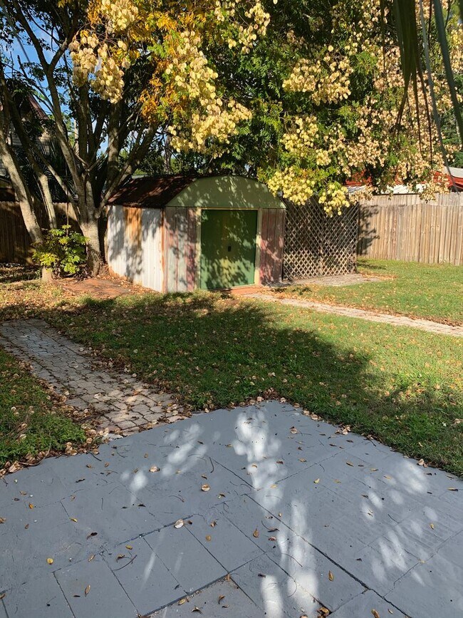 Building Photo - 3 bedroom 1 bath recently refurbished  wit...