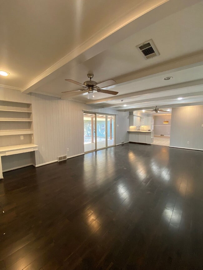 Building Photo - Large Home in a Central Location!