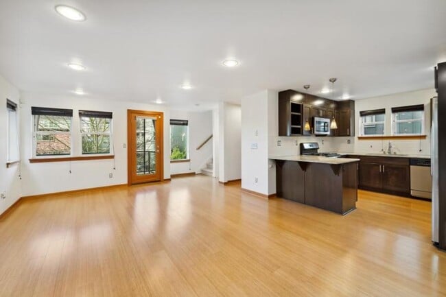 Building Photo - 3 bedroom in Seattle WA 98117