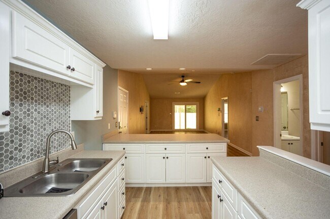 Building Photo - 6053 Sanibel Dr