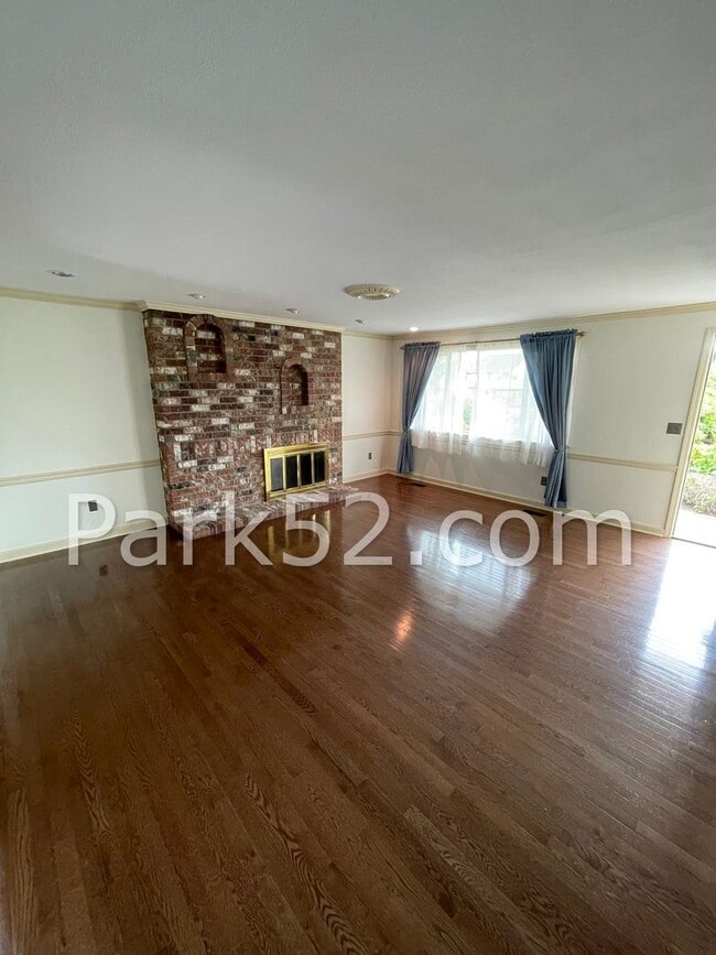 Building Photo - 2 Bedroom Tacoma Townhome