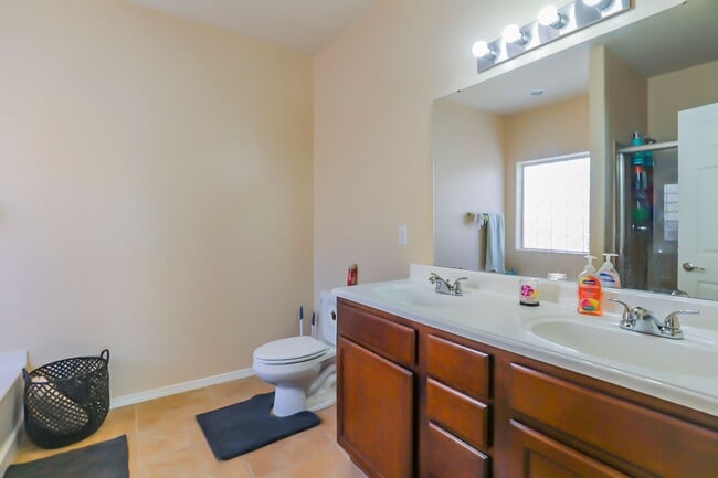 Building Photo - Pet Friendly 4 Bed 2 Bath Home!
