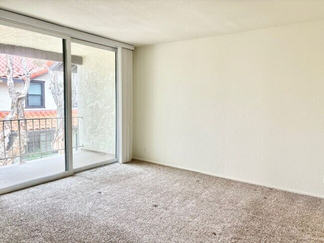 Building Photo - 2226 Martinique Ln
