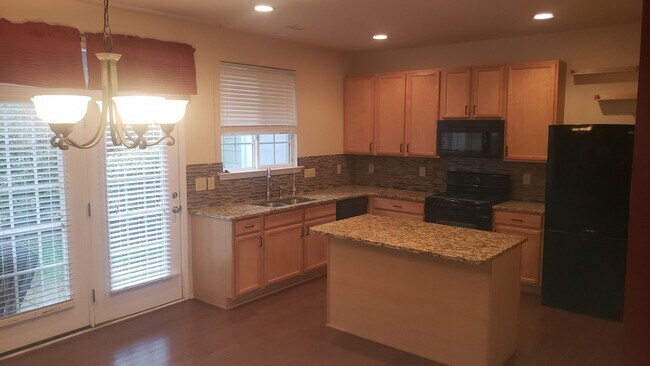 Building Photo - Awesome 2Br 2.5Ba Townhome w/ Bonus Room & Garage!  Available 7/3!