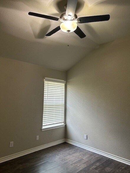 Building Photo - 1136 Edgewater Dr