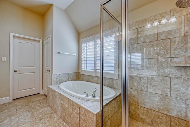 Building Photo - 2603 Longlake Dr