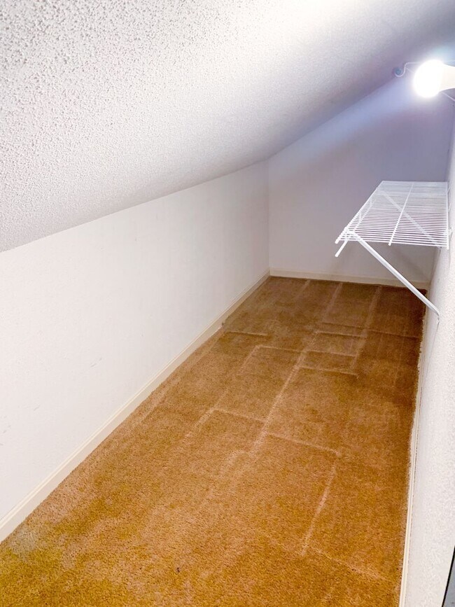 Building Photo - 3 Bedroom Condo Available for Aug. 1st