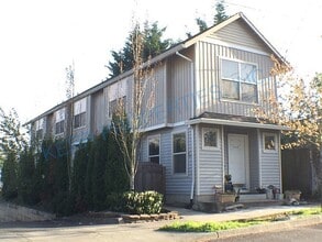 Building Photo - Spacious 3-Bed Oasis with 1.5 Baths in Portland – Your Next Home Awaits!