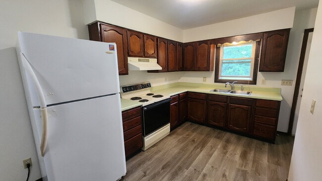Building Photo - 3 Bedroom Duplex Month to Month or 6 Month...