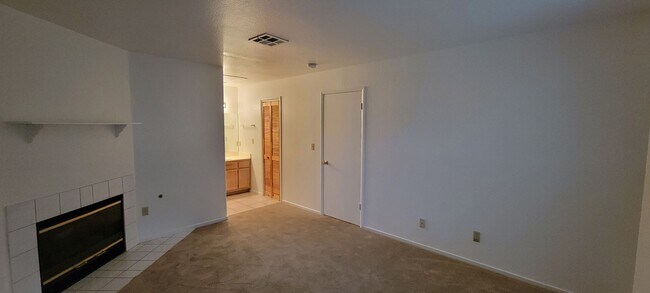 Building Photo - 2 bedrooms 2 car garage Central LV