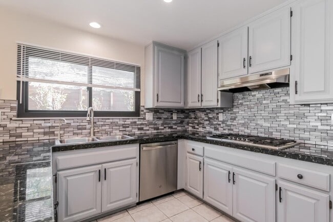 Building Photo - 412 Wood Hollow Dr