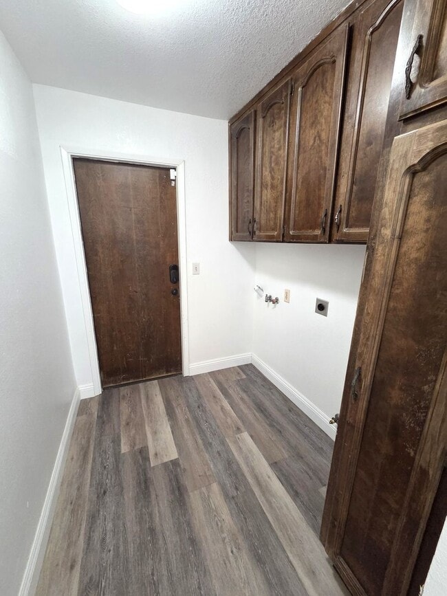 Building Photo - Beautiful 3 Bedroom 2 Bath Home on Large Corner Lot