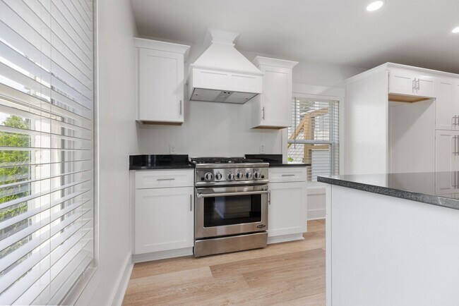 Building Photo - Four Bedroom Four Bath Home