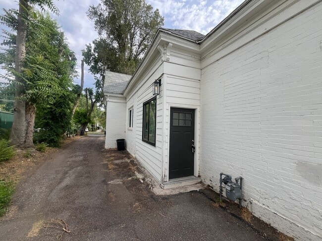 Building Photo - Charming 1 Bedroom Apartment in the Heart ...