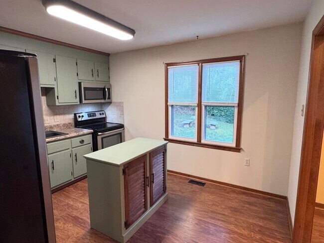 Building Photo - 902 Hartford Ln