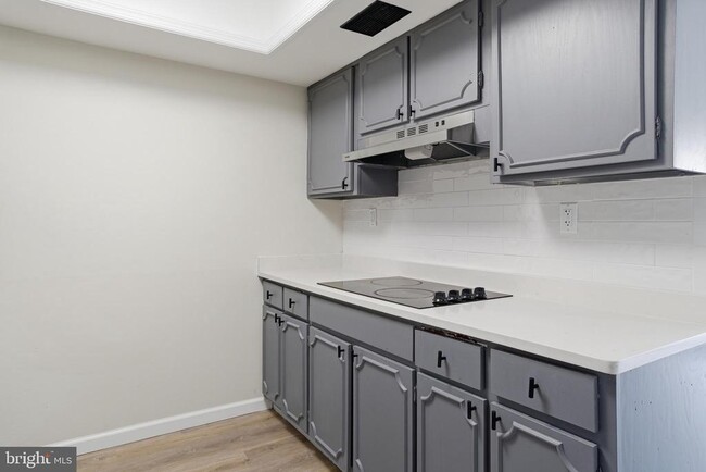 Building Photo - 7 Riverview Pl