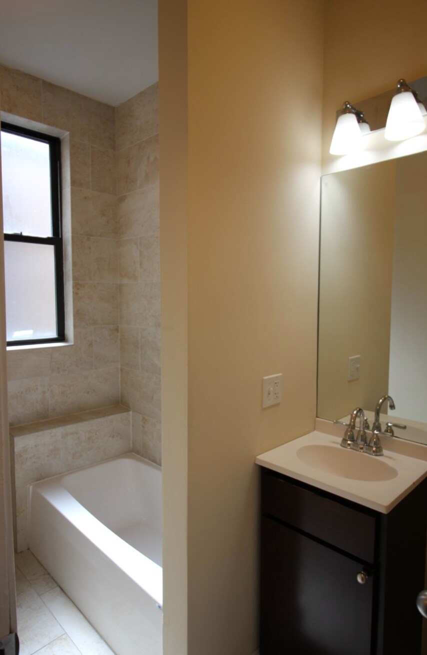 Building Photo - 1303 W Columbia Ave