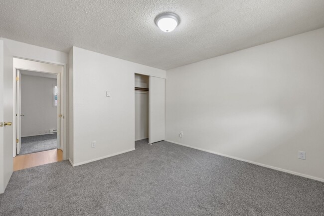 Building Photo - Move in ready! 2 bed 1 bath Olympia duplex!