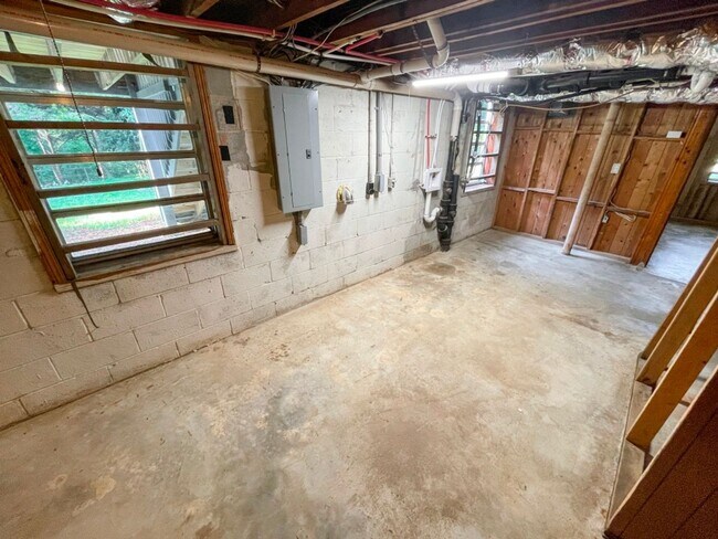 Building Photo - Renovated 3BR Ranch w/Basement