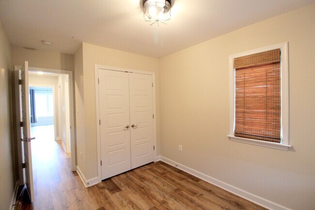 Building Photo - Large 3 level large end unit townhome with...