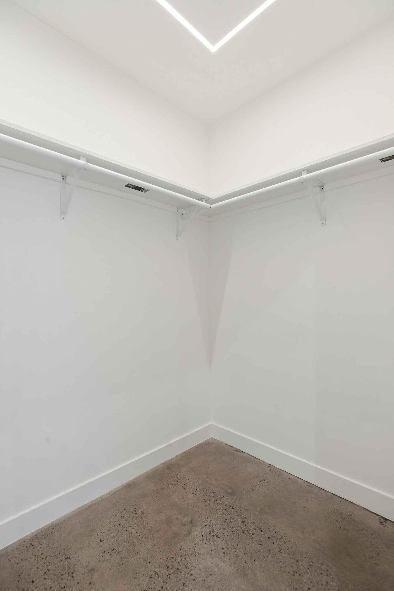 Building Photo - 7314 Fallbrook Ave