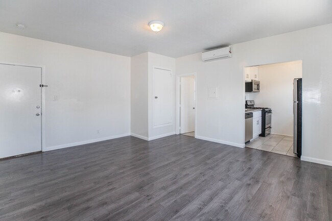 Building Photo - 1260 W 39th St