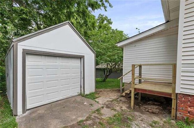 Building Photo - Coming Soon | Charming 3 Bed, 3 Bath Bungalow in Independence!