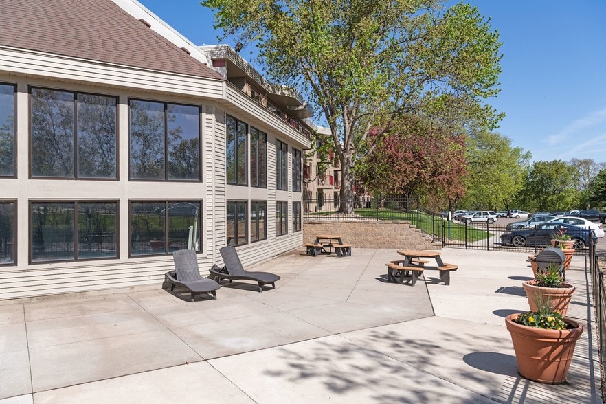 Building Photo - Manor Royal