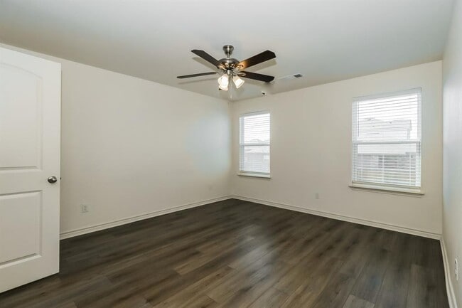 Building Photo - 200 Cres Park Dr